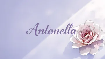 Antonella horizontal diseño 5 - Nombre en elegante tipografía cursiva caligráfica en tono lavanda, sobre fondo acuarela de cielo nublado en tonos pastel (azul, blanco, lavanda), decorado con rosa en acuarela de pétalos rosa pálido, blanco crema y lilas suaves con hojas en gris-verde.