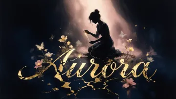 Aurora horizontal diseño 6 - Composición de ilustración semirrealista cinematográfica con silueta femenina tejiendo un hilo dorado de luz sobre un suelo oscuro fracturado al estilo Kintsugi, donde el nombre resalta en un prominente guión caligráfico dorado que emerge de las grietas, rodeado de flores blancas, mariposas y un fondo degradado de azules profundos iluminado por una luz celestial en tonos melocotón y crema, con una frase de aliento en tipografía blanca en la parte inferior.