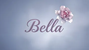 Bella horizontal diseño 5 - Nombre en elegante tipografía cursiva caligráfica en tono lavanda, sobre fondo acuarela de cielo nublado en tonos pastel (azul, blanco, lavanda), decorado con rosa en acuarela de pétalos rosa pálido, blanco crema y lilas suaves con hojas en gris-verde.