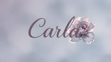 Carla horizontal diseño 5 - Nombre en elegante tipografía cursiva caligráfica en tono lavanda, sobre fondo acuarela de cielo nublado en tonos pastel (azul, blanco, lavanda), decorado con rosa en acuarela de pétalos rosa pálido, blanco crema y lilas suaves con hojas en gris-verde.