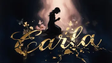 Carla horizontal diseño 6 - Composición de ilustración semirrealista cinematográfica con silueta femenina tejiendo un hilo dorado de luz sobre un suelo oscuro fracturado al estilo Kintsugi, donde el nombre resalta en un prominente guión caligráfico dorado que emerge de las grietas, rodeado de flores blancas, mariposas y un fondo degradado de azules profundos iluminado por una luz celestial en tonos melocotón y crema, con una frase de aliento en tipografía blanca en la parte inferior.