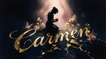 Carmen horizontal diseño 6 - Composición de ilustración semirrealista cinematográfica con silueta femenina tejiendo un hilo dorado de luz sobre un suelo oscuro fracturado al estilo Kintsugi, donde el nombre resalta en un prominente guión caligráfico dorado que emerge de las grietas, rodeado de flores blancas, mariposas y un fondo degradado de azules profundos iluminado por una luz celestial en tonos melocotón y crema, con una frase de aliento en tipografía blanca en la parte inferior.