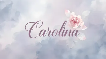 Carolina horizontal diseño 5 - Nombre en elegante tipografía cursiva caligráfica en tono lavanda, sobre fondo acuarela de cielo nublado en tonos pastel (azul, blanco, lavanda), decorado con rosa en acuarela de pétalos rosa pálido, blanco crema y lilas suaves con hojas en gris-verde.
