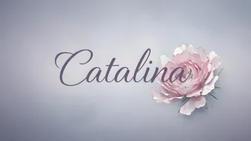 Catalina horizontal diseño 5 - Nombre en elegante tipografía cursiva caligráfica en tono lavanda, sobre fondo acuarela de cielo nublado en tonos pastel (azul, blanco, lavanda), decorado con rosa en acuarela de pétalos rosa pálido, blanco crema y lilas suaves con hojas en gris-verde.