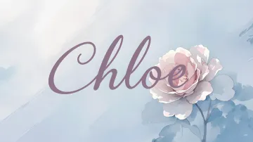 Chloe horizontal diseño 5 - Nombre en elegante tipografía cursiva caligráfica en tono lavanda, sobre fondo acuarela de cielo nublado en tonos pastel (azul, blanco, lavanda), decorado con rosa en acuarela de pétalos rosa pálido, blanco crema y lilas suaves con hojas en gris-verde.