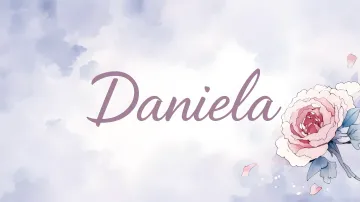 Daniela horizontal diseño 5 - Nombre en elegante tipografía cursiva caligráfica en tono lavanda, sobre fondo acuarela de cielo nublado en tonos pastel (azul, blanco, lavanda), decorado con rosa en acuarela de pétalos rosa pálido, blanco crema y lilas suaves con hojas en gris-verde.