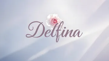 Delfina horizontal diseño 5 - Nombre en elegante tipografía cursiva caligráfica en tono lavanda, sobre fondo acuarela de cielo nublado en tonos pastel (azul, blanco, lavanda), decorado con rosa en acuarela de pétalos rosa pálido, blanco crema y lilas suaves con hojas en gris-verde.