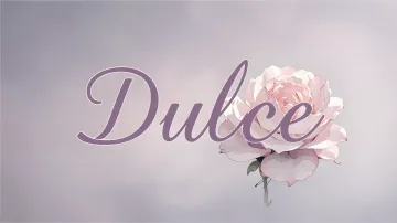 Dulce horizontal diseño 5 - Nombre en elegante tipografía cursiva caligráfica en tono lavanda, sobre fondo acuarela de cielo nublado en tonos pastel (azul, blanco, lavanda), decorado con rosa en acuarela de pétalos rosa pálido, blanco crema y lilas suaves con hojas en gris-verde.