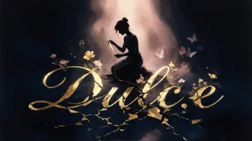 Dulce horizontal diseño 6 - Composición de ilustración semirrealista cinematográfica con silueta femenina tejiendo un hilo dorado de luz sobre un suelo oscuro fracturado al estilo Kintsugi, donde el nombre resalta en un prominente guión caligráfico dorado que emerge de las grietas, rodeado de flores blancas, mariposas y un fondo degradado de azules profundos iluminado por una luz celestial en tonos melocotón y crema, con una frase de aliento en tipografía blanca en la parte inferior.