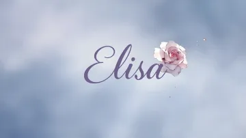 Elisa horizontal diseño 5 - Nombre en elegante tipografía cursiva caligráfica en tono lavanda, sobre fondo acuarela de cielo nublado en tonos pastel (azul, blanco, lavanda), decorado con rosa en acuarela de pétalos rosa pálido, blanco crema y lilas suaves con hojas en gris-verde.
