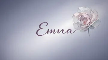 Emma horizontal diseño 5 - Nombre en elegante tipografía cursiva caligráfica en tono lavanda, sobre fondo acuarela de cielo nublado en tonos pastel (azul, blanco, lavanda), decorado con rosa en acuarela de pétalos rosa pálido, blanco crema y lilas suaves con hojas en gris-verde.