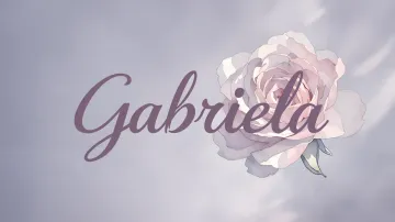 Gabriela horizontal diseño 5 - Nombre en elegante tipografía cursiva caligráfica en tono lavanda, sobre fondo acuarela de cielo nublado en tonos pastel (azul, blanco, lavanda), decorado con rosa en acuarela de pétalos rosa pálido, blanco crema y lilas suaves con hojas en gris-verde.