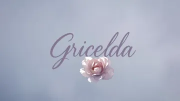Gricelda horizontal diseño 5 - Nombre en elegante tipografía cursiva caligráfica en tono lavanda, sobre fondo acuarela de cielo nublado en tonos pastel (azul, blanco, lavanda), decorado con rosa en acuarela de pétalos rosa pálido, blanco crema y lilas suaves con hojas en gris-verde.