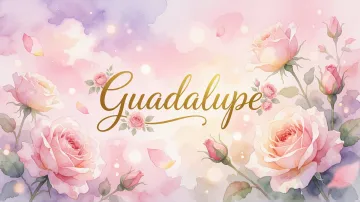 Guadalupe horizontal diseño 10 - Diseño estilo acuarela con un fondo etéreo y texturizado en nubes de tonos rosa pastel y lila suave. Presenta composiciones de rosas abiertas y capullos en los bordes inferior y superior, con pétalos cayendo delicadamente. Incorpora destellos de luz cálida (efecto bokeh) y, en el centro, resalta una tipografía elegante, cursiva y fluida en color dorado.