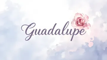 Guadalupe horizontal diseño 5 - Nombre en elegante tipografía cursiva caligráfica en tono lavanda, sobre fondo acuarela de cielo nublado en tonos pastel (azul, blanco, lavanda), decorado con rosa en acuarela de pétalos rosa pálido, blanco crema y lilas suaves con hojas en gris-verde.