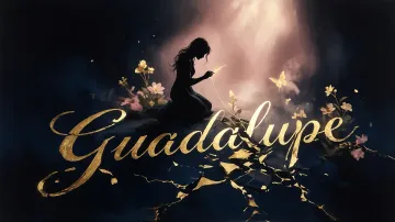 Guadalupe horizontal diseño 6 - Composición de ilustración semirrealista cinematográfica con silueta femenina tejiendo un hilo dorado de luz sobre un suelo oscuro fracturado al estilo Kintsugi, donde el nombre resalta en un prominente guión caligráfico dorado que emerge de las grietas, rodeado de flores blancas, mariposas y un fondo degradado de azules profundos iluminado por una luz celestial en tonos melocotón y crema, con una frase de aliento en tipografía blanca en la parte inferior.