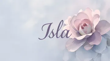 Isla horizontal diseño 5 - Nombre en elegante tipografía cursiva caligráfica en tono lavanda, sobre fondo acuarela de cielo nublado en tonos pastel (azul, blanco, lavanda), decorado con rosa en acuarela de pétalos rosa pálido, blanco crema y lilas suaves con hojas en gris-verde.