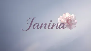 Janina horizontal diseño 5 - Nombre en elegante tipografía cursiva caligráfica en tono lavanda, sobre fondo acuarela de cielo nublado en tonos pastel (azul, blanco, lavanda), decorado con rosa en acuarela de pétalos rosa pálido, blanco crema y lilas suaves con hojas en gris-verde.