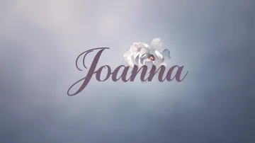 Joanna horizontal diseño 5 - Nombre en elegante tipografía cursiva caligráfica en tono lavanda, sobre fondo acuarela de cielo nublado en tonos pastel (azul, blanco, lavanda), decorado con rosa en acuarela de pétalos rosa pálido, blanco crema y lilas suaves con hojas en gris-verde.