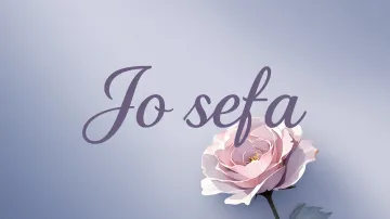 Josefa horizontal diseño 5 - Nombre en elegante tipografía cursiva caligráfica en tono lavanda, sobre fondo acuarela de cielo nublado en tonos pastel (azul, blanco, lavanda), decorado con rosa en acuarela de pétalos rosa pálido, blanco crema y lilas suaves con hojas en gris-verde.