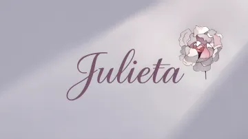 Julieta horizontal diseño 5 - Nombre en elegante tipografía cursiva caligráfica en tono lavanda, sobre fondo acuarela de cielo nublado en tonos pastel (azul, blanco, lavanda), decorado con rosa en acuarela de pétalos rosa pálido, blanco crema y lilas suaves con hojas en gris-verde.