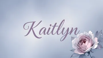 Kaitlyn horizontal diseño 5 - Nombre en elegante tipografía cursiva caligráfica en tono lavanda, sobre fondo acuarela de cielo nublado en tonos pastel (azul, blanco, lavanda), decorado con rosa en acuarela de pétalos rosa pálido, blanco crema y lilas suaves con hojas en gris-verde.
