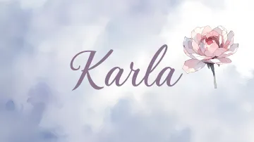 Karla horizontal diseño 5 - Nombre en elegante tipografía cursiva caligráfica en tono lavanda, sobre fondo acuarela de cielo nublado en tonos pastel (azul, blanco, lavanda), decorado con rosa en acuarela de pétalos rosa pálido, blanco crema y lilas suaves con hojas en gris-verde.
