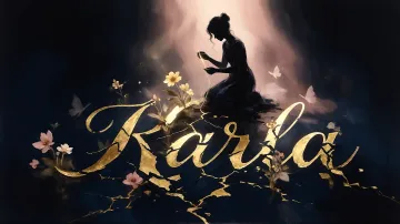 Karla horizontal diseño 6 - Composición de ilustración semirrealista cinematográfica con silueta femenina tejiendo un hilo dorado de luz sobre un suelo oscuro fracturado al estilo Kintsugi, donde el nombre resalta en un prominente guión caligráfico dorado que emerge de las grietas, rodeado de flores blancas, mariposas y un fondo degradado de azules profundos iluminado por una luz celestial en tonos melocotón y crema, con una frase de aliento en tipografía blanca en la parte inferior.