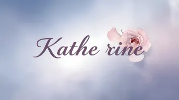 Katherine horizontal diseño 5 - Nombre en elegante tipografía cursiva caligráfica en tono lavanda, sobre fondo acuarela de cielo nublado en tonos pastel (azul, blanco, lavanda), decorado con rosa en acuarela de pétalos rosa pálido, blanco crema y lilas suaves con hojas en gris-verde.