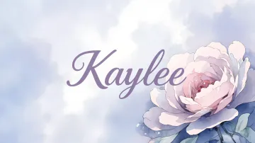 Kaylee horizontal diseño 5 - Nombre en elegante tipografía cursiva caligráfica en tono lavanda, sobre fondo acuarela de cielo nublado en tonos pastel (azul, blanco, lavanda), decorado con rosa en acuarela de pétalos rosa pálido, blanco crema y lilas suaves con hojas en gris-verde.