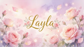 Layla horizontal diseño 10 - Diseño estilo acuarela con un fondo etéreo y texturizado en nubes de tonos rosa pastel y lila suave. Presenta composiciones de rosas abiertas y capullos en los bordes inferior y superior, con pétalos cayendo delicadamente. Incorpora destellos de luz cálida (efecto bokeh) y, en el centro, resalta una tipografía elegante, cursiva y fluida en color dorado.