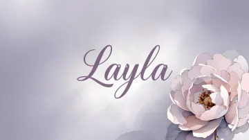 Layla horizontal diseño 5 - Nombre en elegante tipografía cursiva caligráfica en tono lavanda, sobre fondo acuarela de cielo nublado en tonos pastel (azul, blanco, lavanda), decorado con rosa en acuarela de pétalos rosa pálido, blanco crema y lilas suaves con hojas en gris-verde.