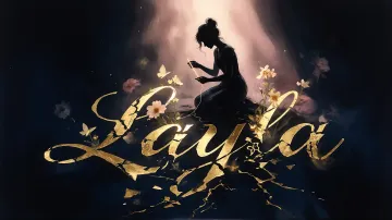 Layla horizontal diseño 6 - Composición de ilustración semirrealista cinematográfica con silueta femenina tejiendo un hilo dorado de luz sobre un suelo oscuro fracturado al estilo Kintsugi, donde el nombre resalta en un prominente guión caligráfico dorado que emerge de las grietas, rodeado de flores blancas, mariposas y un fondo degradado de azules profundos iluminado por una luz celestial en tonos melocotón y crema, con una frase de aliento en tipografía blanca en la parte inferior.