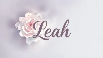 Leah horizontal diseño 5 - Nombre en elegante tipografía cursiva caligráfica en tono lavanda, sobre fondo acuarela de cielo nublado en tonos pastel (azul, blanco, lavanda), decorado con rosa en acuarela de pétalos rosa pálido, blanco crema y lilas suaves con hojas en gris-verde.