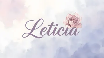Leticia horizontal diseño 5 - Nombre en elegante tipografía cursiva caligráfica en tono lavanda, sobre fondo acuarela de cielo nublado en tonos pastel (azul, blanco, lavanda), decorado con rosa en acuarela de pétalos rosa pálido, blanco crema y lilas suaves con hojas en gris-verde.