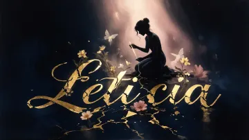Leticia horizontal diseño 6 - Composición de ilustración semirrealista cinematográfica con silueta femenina tejiendo un hilo dorado de luz sobre un suelo oscuro fracturado al estilo Kintsugi, donde el nombre resalta en un prominente guión caligráfico dorado que emerge de las grietas, rodeado de flores blancas, mariposas y un fondo degradado de azules profundos iluminado por una luz celestial en tonos melocotón y crema, con una frase de aliento en tipografía blanca en la parte inferior.