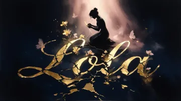 Lola horizontal diseño 6 - Composición de ilustración semirrealista cinematográfica con silueta femenina tejiendo un hilo dorado de luz sobre un suelo oscuro fracturado al estilo Kintsugi, donde el nombre resalta en un prominente guión caligráfico dorado que emerge de las grietas, rodeado de flores blancas, mariposas y un fondo degradado de azules profundos iluminado por una luz celestial en tonos melocotón y crema, con una frase de aliento en tipografía blanca en la parte inferior.