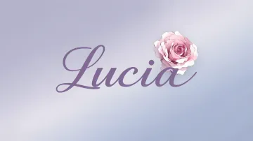 Lucia horizontal diseño 5 - Nombre en elegante tipografía cursiva caligráfica en tono lavanda, sobre fondo acuarela de cielo nublado en tonos pastel (azul, blanco, lavanda), decorado con rosa en acuarela de pétalos rosa pálido, blanco crema y lilas suaves con hojas en gris-verde.