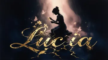 Lucia horizontal diseño 6 - Composición de ilustración semirrealista cinematográfica con silueta femenina tejiendo un hilo dorado de luz sobre un suelo oscuro fracturado al estilo Kintsugi, donde el nombre resalta en un prominente guión caligráfico dorado que emerge de las grietas, rodeado de flores blancas, mariposas y un fondo degradado de azules profundos iluminado por una luz celestial en tonos melocotón y crema, con una frase de aliento en tipografía blanca en la parte inferior.