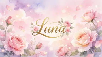 Luna horizontal diseño 10 - Diseño estilo acuarela con un fondo etéreo y texturizado en nubes de tonos rosa pastel y lila suave. Presenta composiciones de rosas abiertas y capullos en los bordes inferior y superior, con pétalos cayendo delicadamente. Incorpora destellos de luz cálida (efecto bokeh) y, en el centro, resalta una tipografía elegante, cursiva y fluida en color dorado.