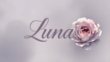Luna horizontal diseño 5 - Nombre en elegante tipografía cursiva caligráfica en tono lavanda, sobre fondo acuarela de cielo nublado en tonos pastel (azul, blanco, lavanda), decorado con rosa en acuarela de pétalos rosa pálido, blanco crema y lilas suaves con hojas en gris-verde.
