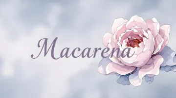 Macarena horizontal diseño 5 - Nombre en elegante tipografía cursiva caligráfica en tono lavanda, sobre fondo acuarela de cielo nublado en tonos pastel (azul, blanco, lavanda), decorado con rosa en acuarela de pétalos rosa pálido, blanco crema y lilas suaves con hojas en gris-verde.