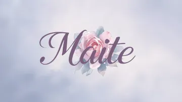 Maite horizontal diseño 5 - Nombre en elegante tipografía cursiva caligráfica en tono lavanda, sobre fondo acuarela de cielo nublado en tonos pastel (azul, blanco, lavanda), decorado con rosa en acuarela de pétalos rosa pálido, blanco crema y lilas suaves con hojas en gris-verde.