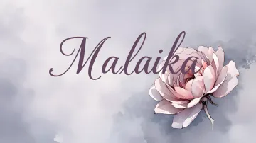 Malaika horizontal diseño 5 - Nombre en elegante tipografía cursiva caligráfica en tono lavanda, sobre fondo acuarela de cielo nublado en tonos pastel (azul, blanco, lavanda), decorado con rosa en acuarela de pétalos rosa pálido, blanco crema y lilas suaves con hojas en gris-verde.