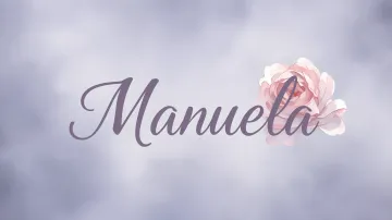 Manuela horizontal diseño 5 - Nombre en elegante tipografía cursiva caligráfica en tono lavanda, sobre fondo acuarela de cielo nublado en tonos pastel (azul, blanco, lavanda), decorado con rosa en acuarela de pétalos rosa pálido, blanco crema y lilas suaves con hojas en gris-verde.