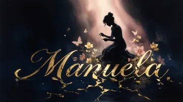 Manuela horizontal diseño 6 - Composición de ilustración semirrealista cinematográfica con silueta femenina tejiendo un hilo dorado de luz sobre un suelo oscuro fracturado al estilo Kintsugi, donde el nombre resalta en un prominente guión caligráfico dorado que emerge de las grietas, rodeado de flores blancas, mariposas y un fondo degradado de azules profundos iluminado por una luz celestial en tonos melocotón y crema, con una frase de aliento en tipografía blanca en la parte inferior.