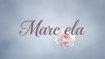 Marcela horizontal diseño 5 - Nombre en elegante tipografía cursiva caligráfica en tono lavanda, sobre fondo acuarela de cielo nublado en tonos pastel (azul, blanco, lavanda), decorado con rosa en acuarela de pétalos rosa pálido, blanco crema y lilas suaves con hojas en gris-verde.