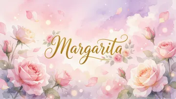 Margarita horizontal diseño 10 - Diseño estilo acuarela con un fondo etéreo y texturizado en nubes de tonos rosa pastel y lila suave. Presenta composiciones de rosas abiertas y capullos en los bordes inferior y superior, con pétalos cayendo delicadamente. Incorpora destellos de luz cálida (efecto bokeh) y, en el centro, resalta una tipografía elegante, cursiva y fluida en color dorado.