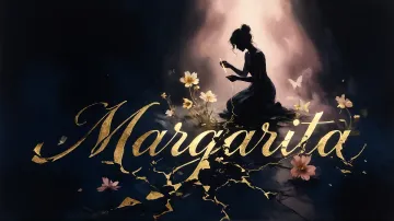 Margarita horizontal diseño 6 - Composición de ilustración semirrealista cinematográfica con silueta femenina tejiendo un hilo dorado de luz sobre un suelo oscuro fracturado al estilo Kintsugi, donde el nombre resalta en un prominente guión caligráfico dorado que emerge de las grietas, rodeado de flores blancas, mariposas y un fondo degradado de azules profundos iluminado por una luz celestial en tonos melocotón y crema, con una frase de aliento en tipografía blanca en la parte inferior.