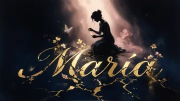 Maria horizontal diseño 6 - Composición de ilustración semirrealista cinematográfica con silueta femenina tejiendo un hilo dorado de luz sobre un suelo oscuro fracturado al estilo Kintsugi, donde el nombre resalta en un prominente guión caligráfico dorado que emerge de las grietas, rodeado de flores blancas, mariposas y un fondo degradado de azules profundos iluminado por una luz celestial en tonos melocotón y crema, con una frase de aliento en tipografía blanca en la parte inferior.